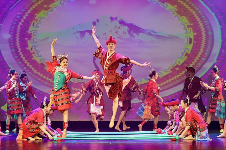 黎族「打柴舞」又稱竹竿舞，是黎族人民喜愛、兼具表演與健身魅力的民間藝術瑰寶。　圖：中華翰維文化推廣協會／提供