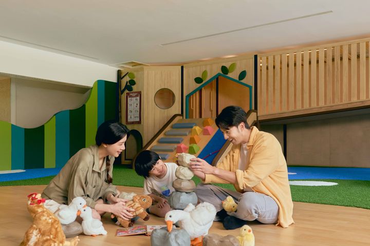 全新「Malinayan 遊戲屋」，特別引進大型圓潤的木質溜滑梯，打造攀岩斜坡、爬繩與滑梯等體能探索區。　圖：知本老爺酒店／提供