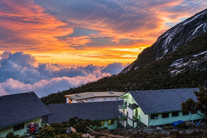 ▲海拔三千多公尺的山屋擁有完善設備，讓登山客能充分休息又能欣賞美景。　圖：Mount Kinabalu／來源