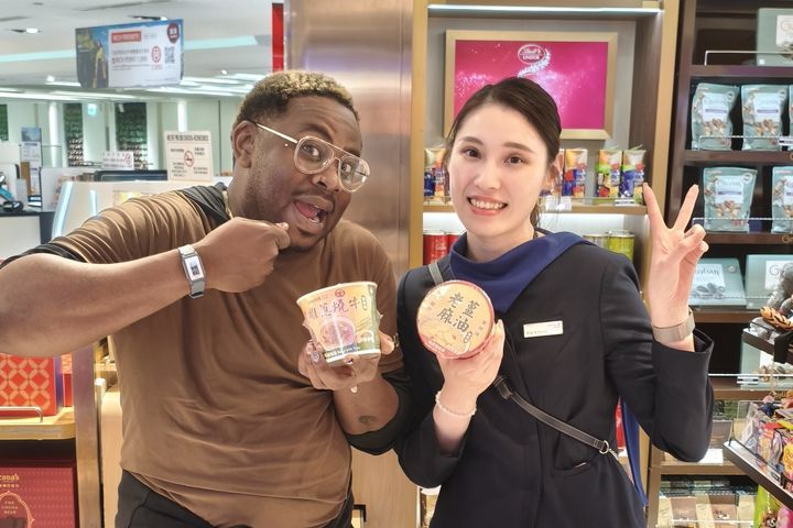 熟悉的臺灣味成為行李箱裡的「隱藏版伴手禮」，深受外籍旅客喜愛。　圖：昇恆昌免稅商店／提供 