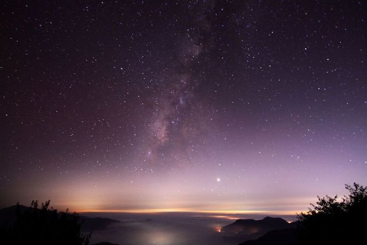 ▲特別規劃小笠原夜遊觀星「把星星摘給妳」專案，從婚禮喜宴、頂級旅宿延伸至夜間觀星的浪漫遊程。　圖：阿里山賓館／提供
