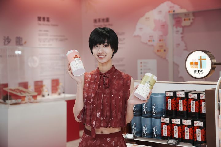 「桃茶生活節」與昇恆昌免稅商店合作推出「桃茶沙龍」活動，來機場喝杯道地的「桃園茶」。　圖：桃園市政府農業局／提供 