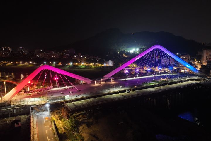 「長福橋」黑夜幻化為「彩色月虹琉璃光雕」。　圖：新北市政府水利局／提供