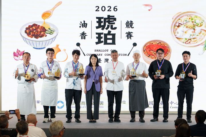 ▲「2026臺灣味：琥珀油香競賽」傳統組與創新組金、銀、銅獎得主合影留念，共同展現台灣油蔥料理的傳承底蘊與創新魅力。　圖：中國生產力中心／提供