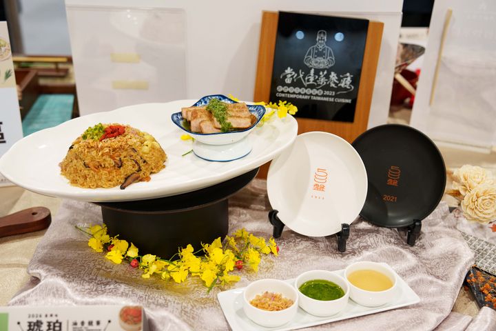 「2026臺灣味：琥珀油香競賽」決賽競爭激烈，傳統組由「儂來餐廳」的〈雙色香蔥麻油松阪米糕〉脫穎而出，勇奪金獎，以精湛手藝詮釋經典台灣風味，展現傳統料理的深厚底蘊。　圖：中國生產力中心／提供