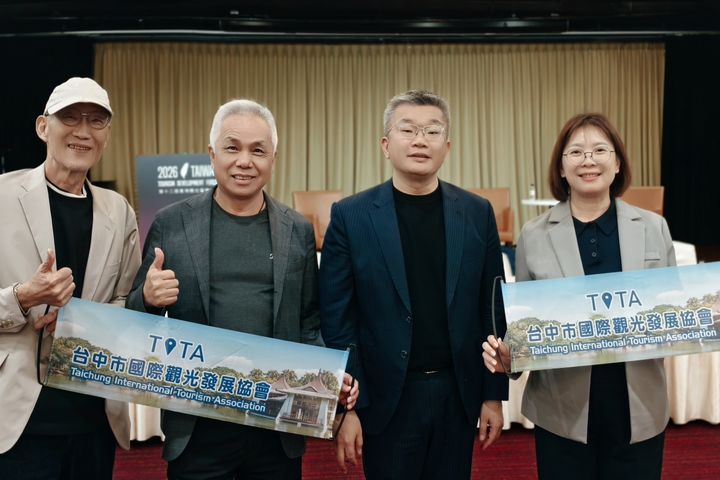（左起）立野整合行銷總監陳瑞明、台中市國際觀光發展協會理事長楊琮霖、立法委員蔡其昌、台灣民宿協會的理事長為賴淑薇。　圖：臺中市國際觀光發展協會／提供 