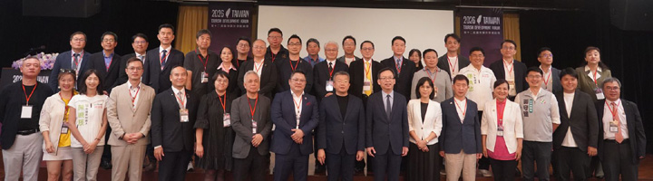 ▲（前排右4起）彰化鹿港英語導覽許玉音、台中市觀光旅遊局科長巫宗霖、觀光署主任祕書湯文琦、交通部次長林國顯、立法委員蔡其昌、國立高雄餐旅大學教授劉喜臨、台中市國際觀光發展協會理事長楊琮霖、花蓮縣旅館公會理事長張琄菡、易遊網副總經理蕭冠群、台灣旅行業國旅發展協會理事長蔡子建，產官學菁英齊聚一堂，共創科技紅利新未來。　圖：臺中市國際觀光發展協會／提供