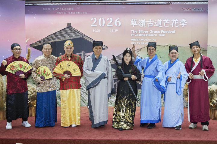▲交通部觀光署東北角及宜蘭海岸國家風景區管理處處長游麗玉（右4）、觀光署臺北旅服中心主任陳煜川（右2）、新北市觀光旅遊局局長楊宗珉（右3）、新北市貢寮區公所區長柯建輝（左4）、大東北角觀光圈總顧問王文新（左3）、宜蘭縣觀光協會總幹事陳文裕（右1）、宜蘭縣溫泉振興促進會理事長（左2）、福容飯店-福隆店總經理（左1）。　圖：東北角及宜蘭海岸國家風景區管理處／提供