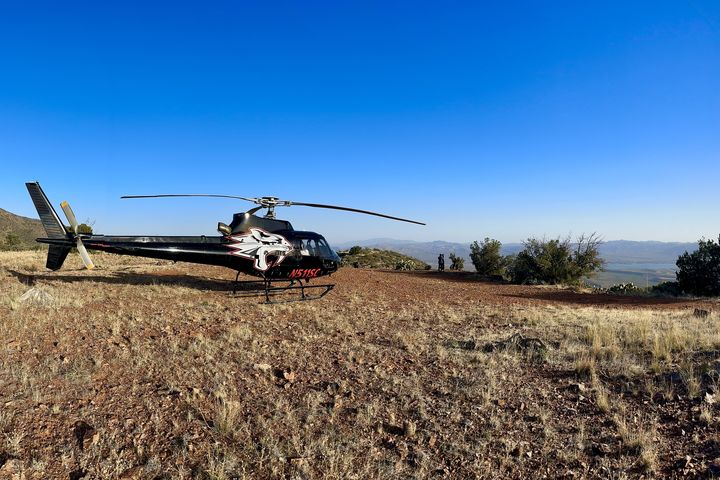 「H5 Helicopters」直升機停降山巔，遠眺遼闊山谷景觀。　圖：H5 Helicopters／來源