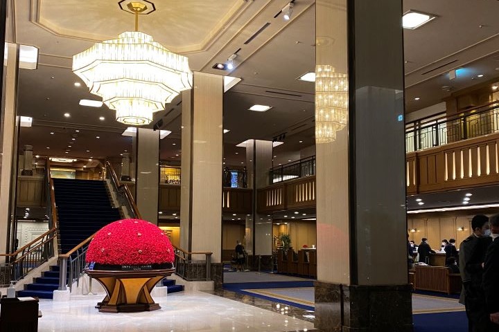 ▲獲得「櫻花品質綠色認證｣最高品質的東京帝國飯店大廳。攝影：黃千珮