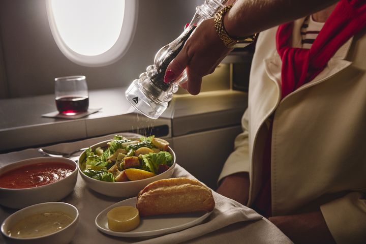 ▲「達美至臻商務艙」透過細緻的餐飲服務，提升旅客機上用餐體驗。　圖：達美航空／提供