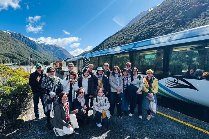▲搭乘「阿爾卑斯號」高山火車，穿行山巒與河谷之間，透過車窗收藏紐西蘭南島的壯麗風光。　圖：環球旅行社／提供