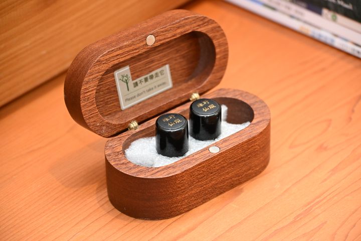 ▲不讓旅客受到山林間小黑蚊的侵襲，「樹也 Villa」不僅調配專屬精油，甚至特別打造專屬盒子，展現出經營團隊的用心。　記者-王政／攝