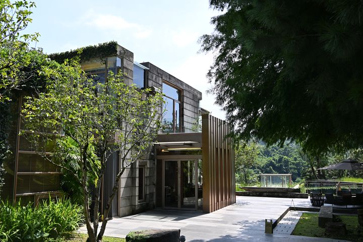 「樹也 ChooArt Villa」幾乎與山林融為一體的秘境，源自於父執輩對於凝聚家族情感的信念，以及2代對於環境永續的堅持。　記者-王政／攝 