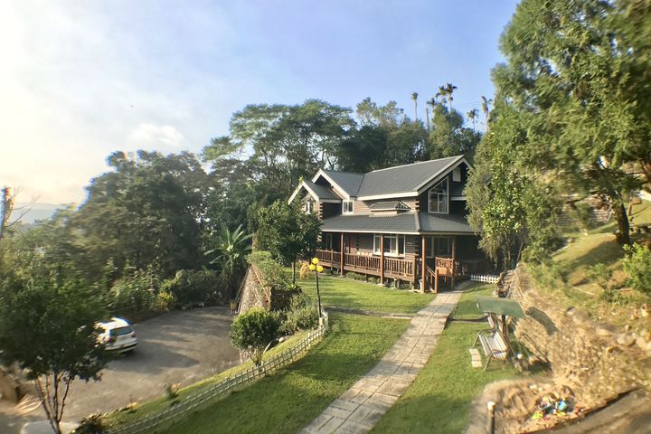 「日光山林」民宿以歐式原木木屋、寬敞庭園及包棟住宿為特色。　圖：臺中市政府觀光旅遊局／提供
