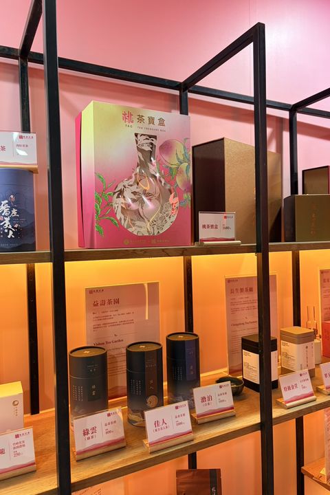 ▲除了品茶與選購，也規劃「桃茶沙龍圖騰集章」探索任務，完成指定集章，即可至服務台兌換展期限定「桃茶沙龍茶包束口袋」。　圖：桃園市政府農業局／提供