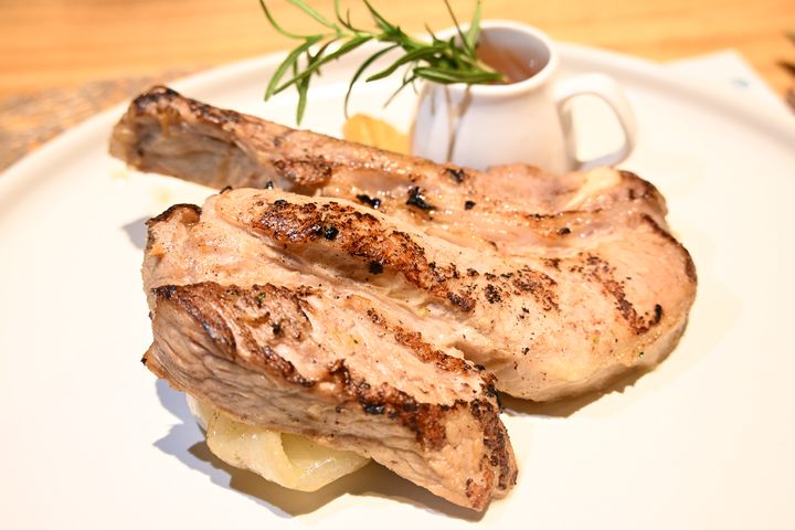 ▲餐飲從「高級食材」轉向「在地價值」，將永續與綠色餐飲融入菜單，串聯在地農業與食材，透過廚師說菜，讓一餐不只是用餐，也成為認識土地的方式。　記者-王政／攝