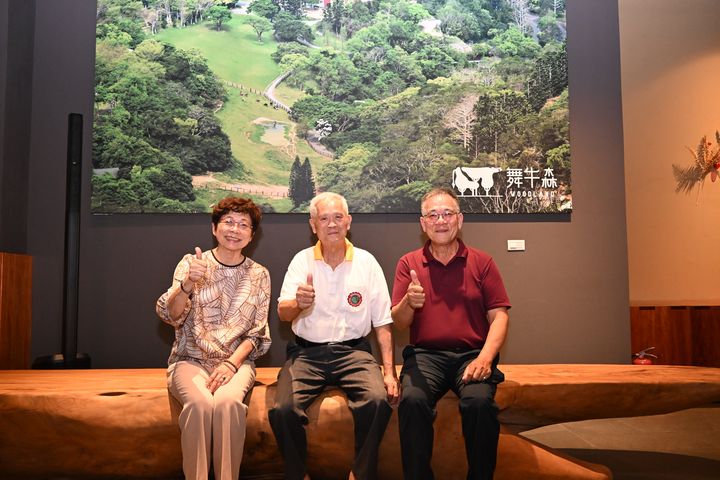 （左起）台灣旅遊交流協會執行委員會主委賴瑟珍、飛牛牧場創辦人吳敦瑤、舞牛森度假飯店創辦人吳明哲。　記者-王政／攝