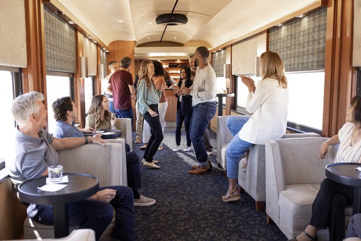 ▲美國鐵路旅行「峽谷精神號」（Canyon Spirit ）Premier Lounge 舒適車廂空間，讓旅客悠享沿途風景。　圖：美國國家旅遊局／來源