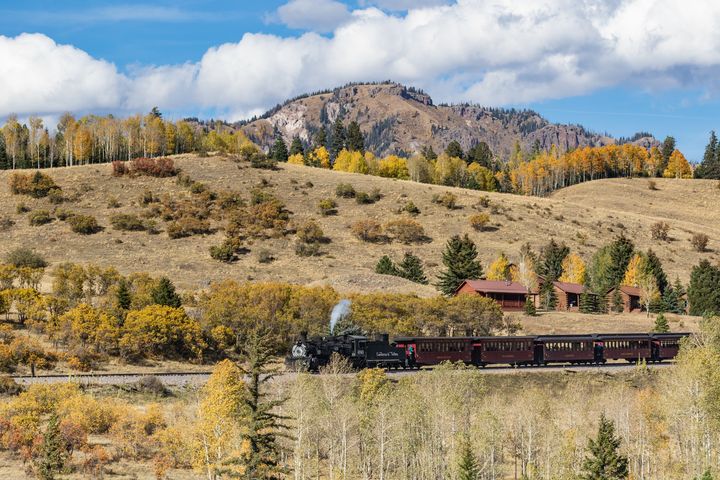 ▲美國鐵路旅行「坎布雷斯與托爾特克景觀鐵路」（Cumbres & Toltec Scenic Railroad，簡稱 C&TS）穿越秋色山林，展現迷人的季節風景。　圖：美國國家旅遊局／來源