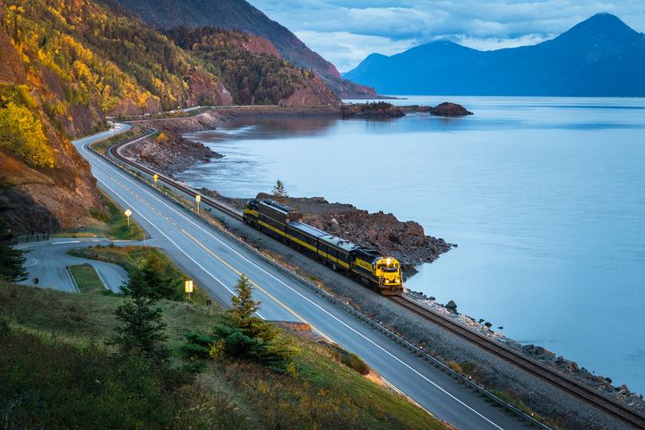 「海岸經典列車」（Coastal Classic Train）行駛於景致優美的「特納根灣」（Turnagain Arm）沿線。　圖：美國國家旅遊局／來源 
