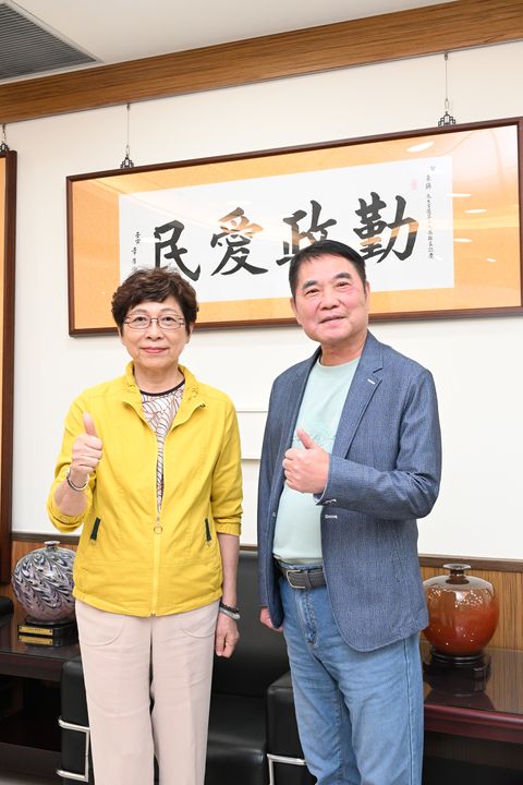 ▲台灣旅遊交流協會執行委員會主委賴瑟珍（左）、苗栗縣縣長鍾東錦。　記者-王政／攝