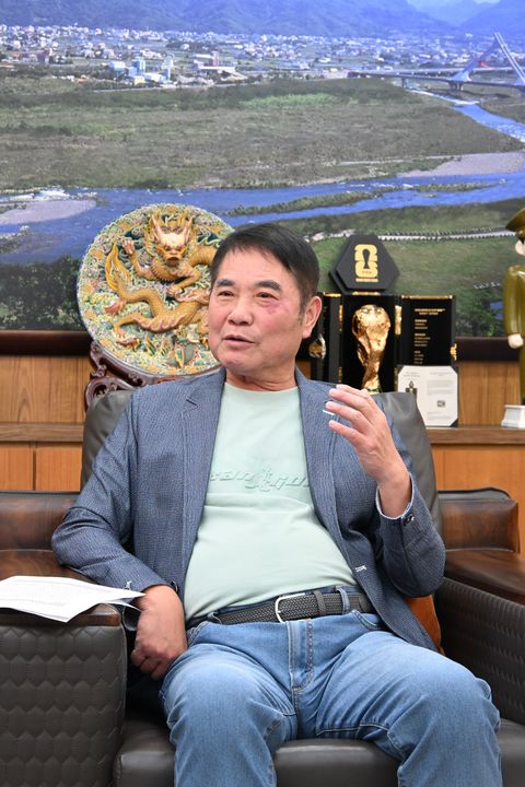 ▲苗栗縣縣長鍾東錦如數家珍地分享苗栗得天獨厚的自然風貌與山林魅力，眉飛色舞的神情中盡顯露出對於故鄉的滿滿驕傲。　記者-王政／攝