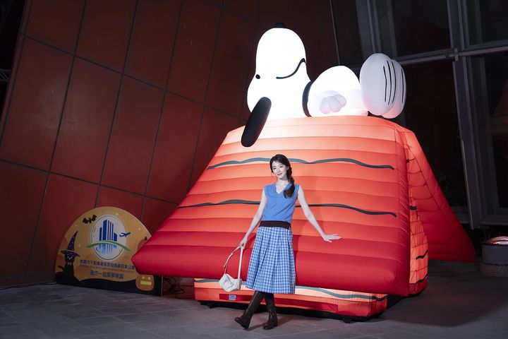 葉舒華搶先開箱「桃園萬聖城」與史奴比（PEANUTS™）燈飾合影。　圖：桃園市政府觀光旅遊局／提供
