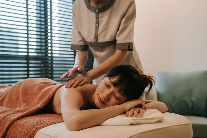 ▲QUAN SPA 以專業芳療手技舒緩身心，舒活芳療享湯券每張2,999元，可選單人精油芳療搭配雙人湯屋，或雙人指壓搭配沐泉療體驗。　圖：北投老爺酒店／提供